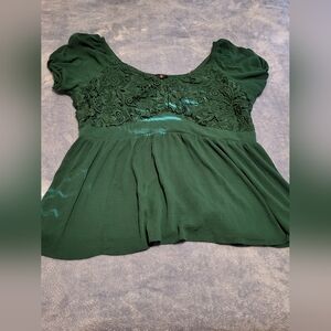 Torrid Kelly Green On or Off shoulder Top Size 2 (approx 18/20)